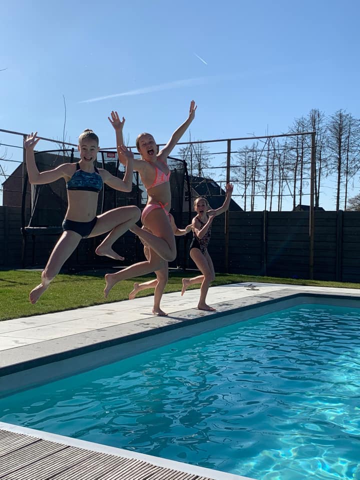 Kinderen springen in het zwembad